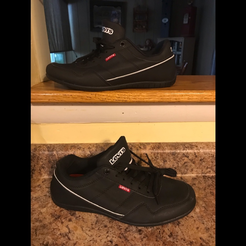 NWOT Mens Levis Comfort Foot Bed Low Sneakers 9